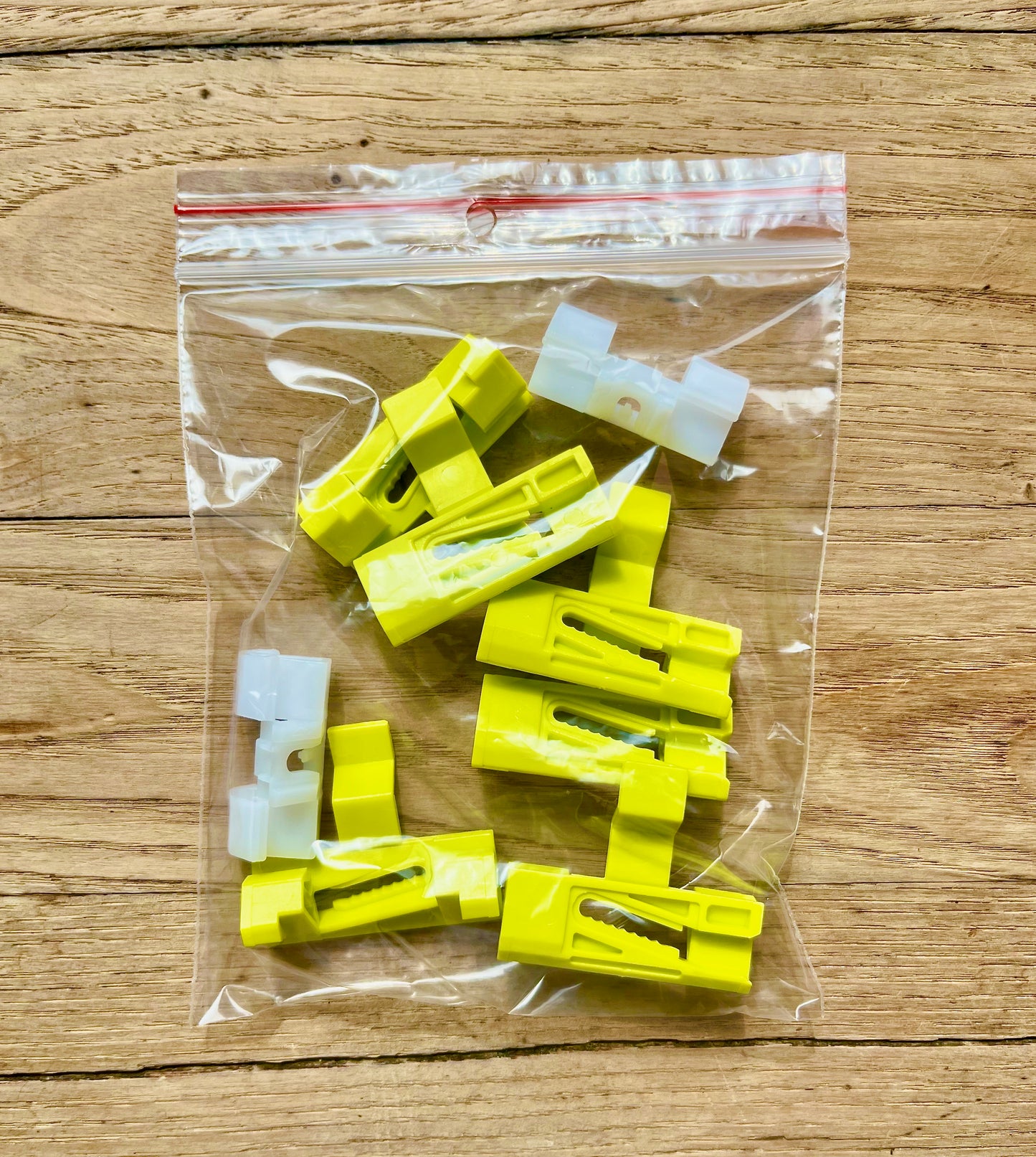 VOLVO V70, XC70, S60 WINSHIELD TRIM CLIPS, ORIGINAL VOLVO QUALITY. SET OF 8 CLIPS